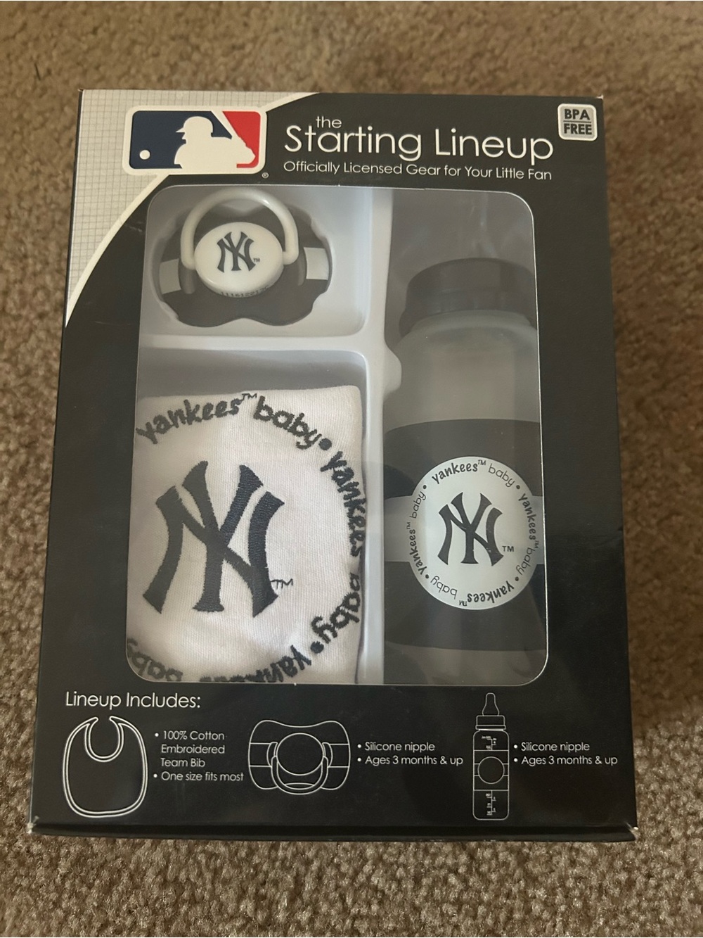 MLB New York Yankees White and Black Baby Bib & Feeding Set  Pet/smoke free home